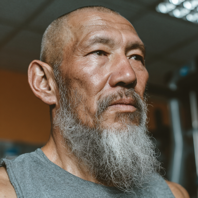 Пожилая пара занимается йогой